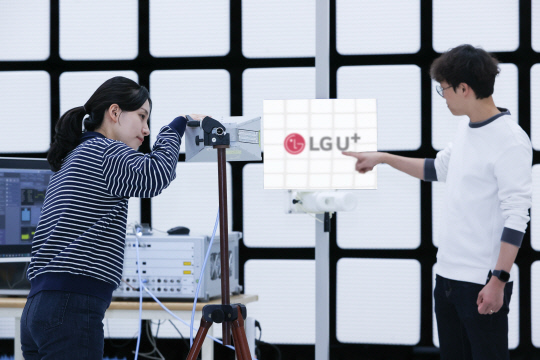 LG유플러스가 차세대 6G 이동통신을 위한 '재구성 가능한 지능형 표면(RIS)' 검증에 성공했다. 사진은 LG유플러스 직원들이 6G RIS의 성능을 시험하는 모습. LG유플러스 제공